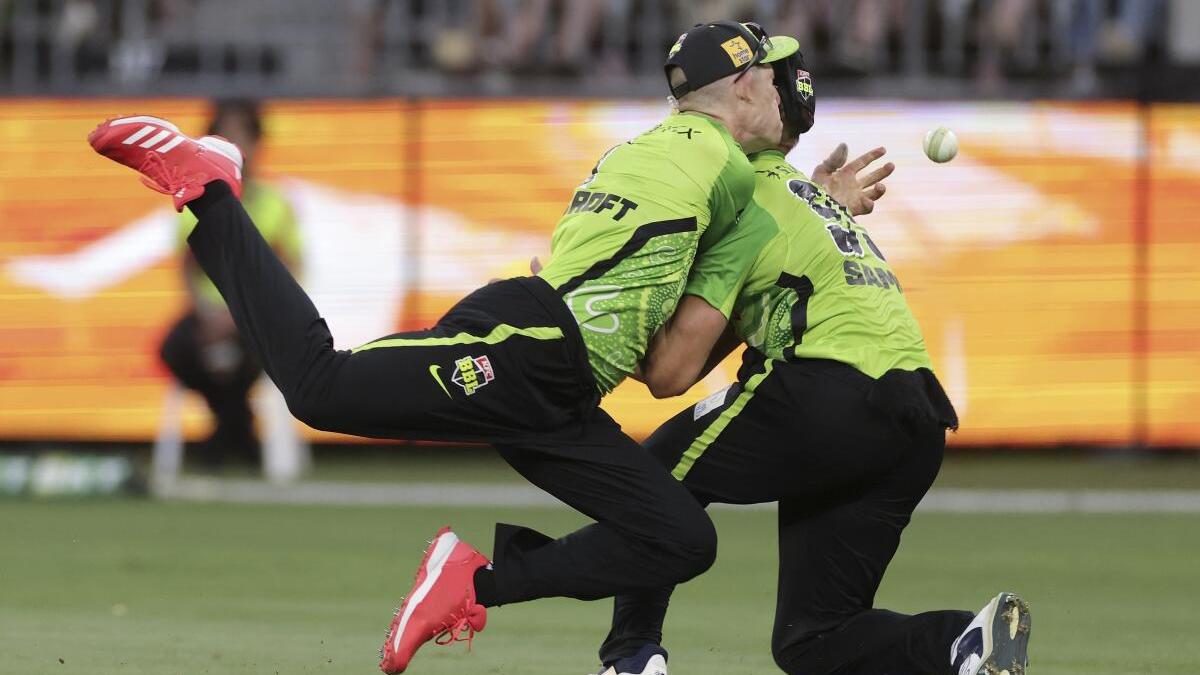 Bancroft suffers broken nose and shoulder in nasty collision with Sams during Big Bash League